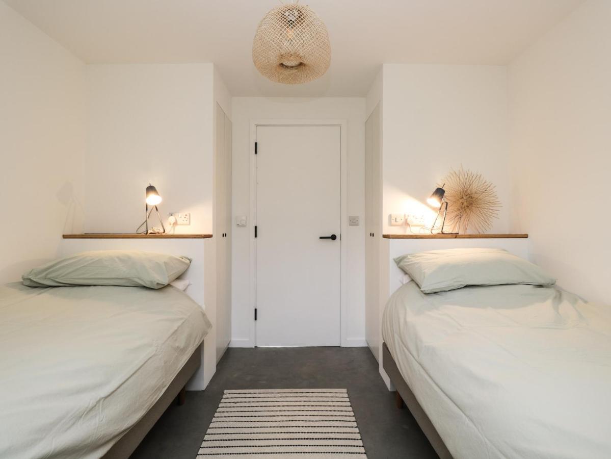 High Cogges Farm Holiday Cottages - The Cart Shed 위트니 외부 사진