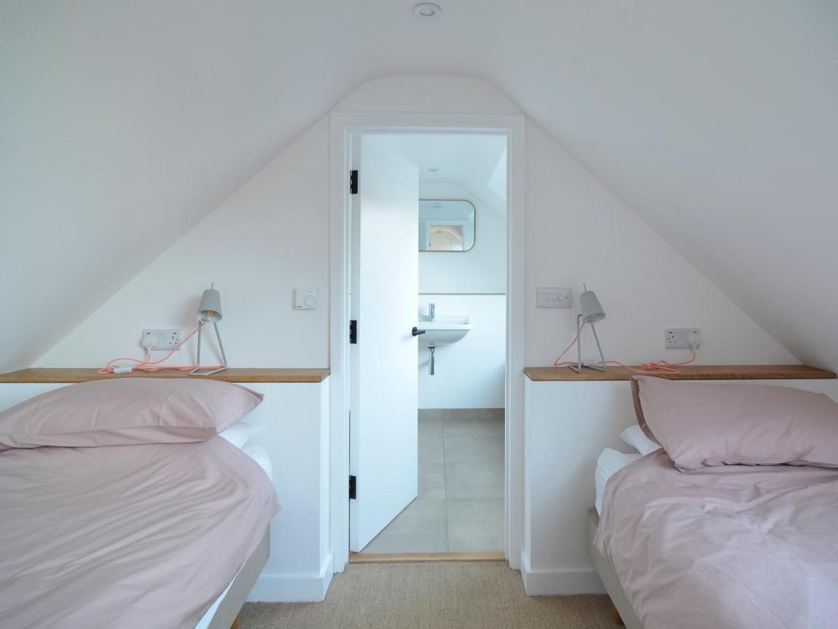 High Cogges Farm Holiday Cottages - The Cart Shed 위트니 외부 사진